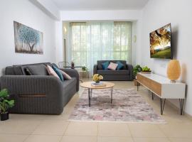 דירה מהממת במרכז גבעתיים עם 3 חדרי שינה, Hotel in Giv‘atayim