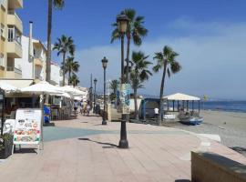 Beautiful Beachfront Newly Renovated 2 Bedroom Apartment with Swimming Pool and Garden, hotel en San Luis de Sabinillas