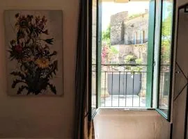 Gîte en face du Château de NIZAS, 4 chambres d'hôtes et 1 appartement familial avec 2 chambres