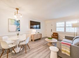 Updated Dtwn Naples Condo: Across From Beach!, hotel en Naples
