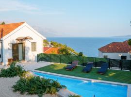 Holiday House Boban with Private Pool and Garage, Hotel in Mimice