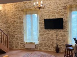 Chez Dragos centre ville Lauris, hotel v destinaci Lauris
