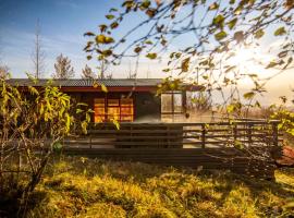 Golden Circle Lakeside Cabin with Private Hot Tub, hotel v destinaci Laugarvatn