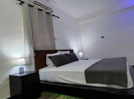 A 7 minutos del Aeropuerto SDQ, Moderno y Compacto Apartamento: Boca Chica'da bir konaklama birimi