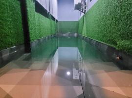 Maison Tres with Dipping Pool, billiards, airhockey, videoke and netflix and chill, hotel v destinaci Antipolo