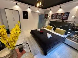 The Fame - Modern Studio in Top Location & Parking