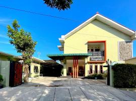 Wisma Anugerah Redpartner Near Masjid Zayed Solo, hotel v destinaci Bonorejo