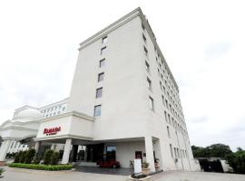Ramada by Wyndham Lucknow Hotel and Convention Center, ξενοδοχείο σε Λάκναου