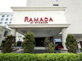 Ramada by Wyndham Lucknow Hotel and Convention Center, hotel poblíž Chaudhary Charan Singh International Airport - LKO, Lakhnaú