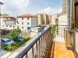 Cozy Apartment near Venice with Balcony!