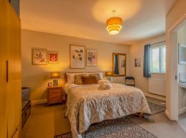 Charming Modern Retreat with Private Garden - Pass the Keys: Hinstock şehrinde bir otel