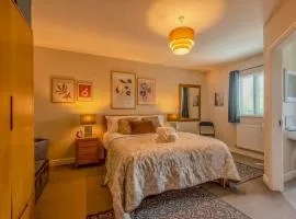 Charming Modern Retreat with Private Garden - Pass the Keys