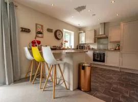 Charming Modern Retreat with Private Garden - Pass the Keys