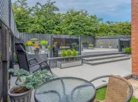 Charming Modern Retreat with Private Garden - Pass the Keys