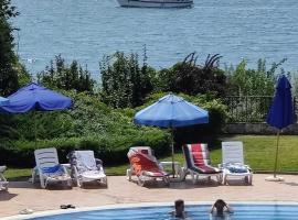 SUN AND FLOWERS APARTMENTS in front of the sea, Hotel in Topola