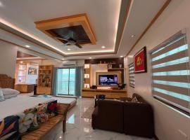 Luxury Vacation House Oceanfront in Lila, Bohol, hotel de luxo em Lila