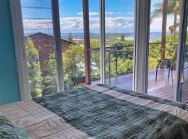 Caves Cottage - gorgeous 180 degree ocean views, hotel in Caves Beach