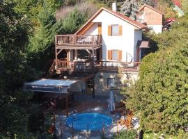 Harm&oacute;nia Vend&eacute;gh&aacute;z Tahit&oacute;tfalu, hotel con alberca en Tahit&oacute;tfalu