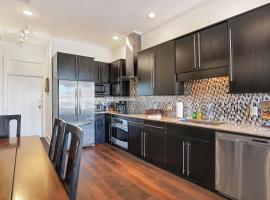 Corner View Broughton St Condo with Elevator and Reserved Parking – hotel w mieście Savannah