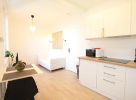 Disponible - Appartement Entier - Matelas Emma - RER B Laplace, 5mn Paris - 2 pers - Parking Rue Gratuit - Tout équipé - RDC - 1, family hotel in Arcueil