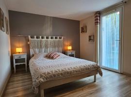 Chambre d hôtes indépendante dans village médiéval, hotel v destinaci Creissels