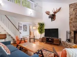 Cabin w Hot Tub, WiFi, Deck, Grill & Dog-Friendly!