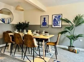 Chic 5-bedroom House in Basingstoke with Parking by PureStay