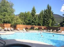 Cascade Lodge suite WIFI 2 hot tubs pool gym sauna ski & bike valet service
