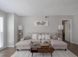 Classic Charm by the Park，位于哥伦布的酒店