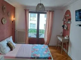 Belle chambre d'hôte avec balcon privé - 3 mins gare Annemasse - Genève accès direct