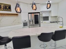 Penthouse in Ramat Gan Next to Sheba Hospital, ξενοδοχείο σε Ramat Gan