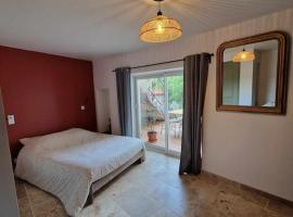 Logement privé avec terrasse, hotel a Chanonat