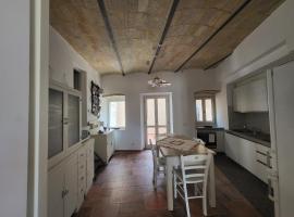Magic Spell - 200 mq - zona centro - intera casa vacanze con ampi spazi relax, fino a 10 ospiti, ----------------- tassa soggiorno inclusa، فندق في سبيلّو