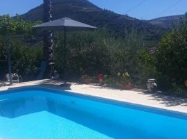 Casa das Laranjeiras, guest house in Pinh&atilde;o