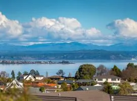 View from the Top - Spa Pool, Lake & Mountain Views, Close to Town!