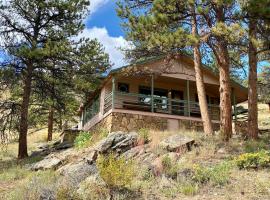 Rose Den - Romantic Mountain Cabin with Views!, chalé em Estes Park