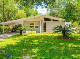 Mid-Century Gainesville Getaway: 3 Mi to UF Campus