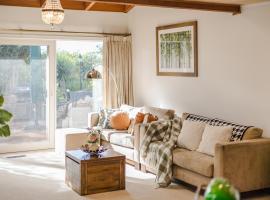 Stunning Villa near Wildlife Parks and Forests, hotel em Wheelers Hill