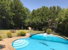 فيلا للايجار بكومبوند السليمانية, hotel en ‘Ezbet Sharikât Wardan