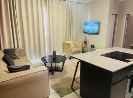 10 Elizabeth Place - Beautiful self catering 2 bedroom unit next to Kyalami Racetrack with free WiFi swimming pool gym and restaurant - Perfect for a small family in Midrand Waterfall