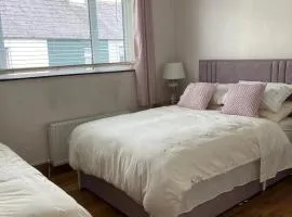 Triple Room with Private Bathroom at Caroline's Guest House, River Street, Clara