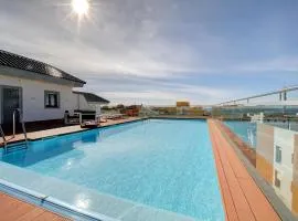 Central but quiet, pool and WIFI - fibre