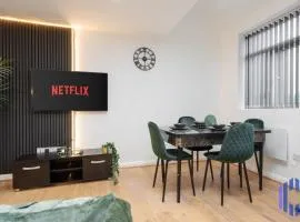 Sophisticated & Stylish Flat near Manchester Airport - Sleeps 9