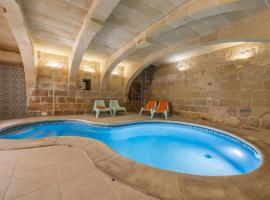 Room 1 - Family room x 3 by Solea, hotel v destinaci Għarb