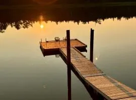 The Hideaway Cottage with Private trails