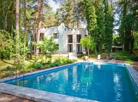 Villa with outdoor pool Warsaw