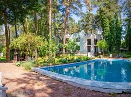 Villa with outdoor pool Warsaw
