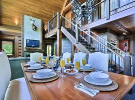 Peaceful Log-Style Chalet with hot tub, chata v destinaci Lac-Superieur