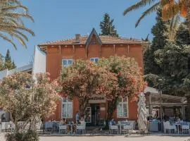 Le Petit Chateau
