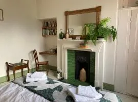 Beautiful sunlit room, 2 mins from beach, private garden